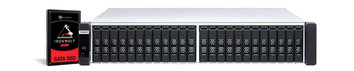 All Flash Storage Qnap ao lado de um SSD Seagate IronWolf 110