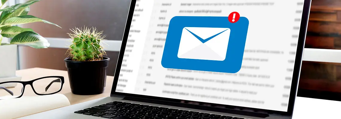 Notebook em mesa de escritório com um aviso de e-mail na tela