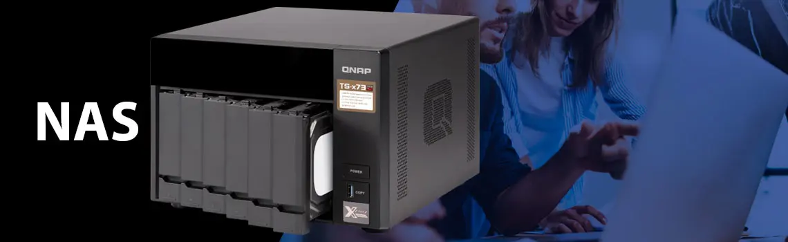 Storage NAS Qnap ao lado de uma imagem de escritório com pessoas a frente de um computador