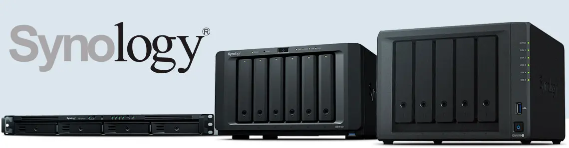 Synology - três NAS Synology enfileirados com o formato de rack e desktop