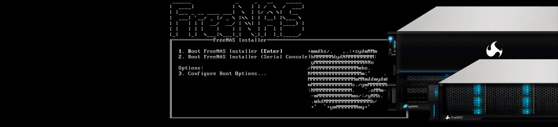 Dois TrueNAS com a tela de instalação do software FreeNAS ao fundo