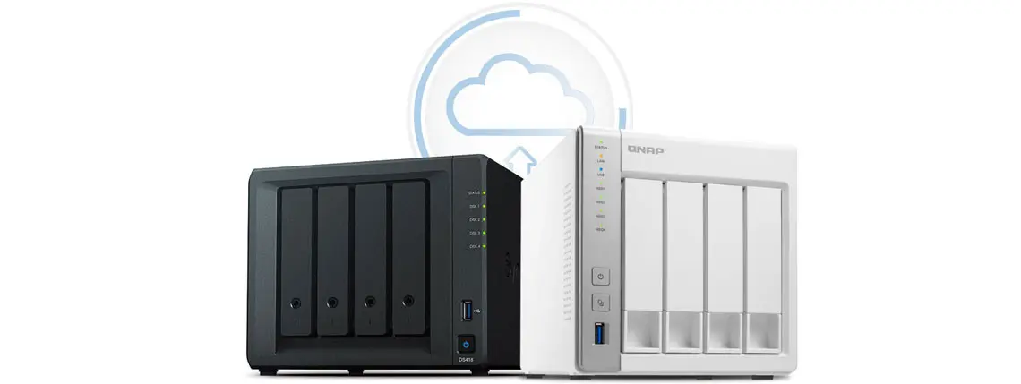 Equipamentos NAS das marcas Synology e Qnap com símbolo de armazenamento em nuvem atrás deles