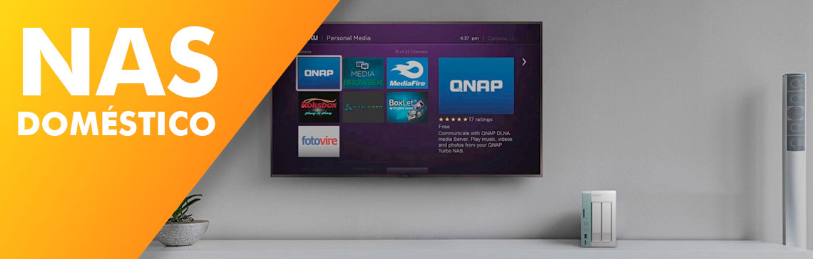 NAS doméstico, ambiente de uma sala de tv com um storage NAS Qnap de duas baias na estante abaixo de uma tv com a tela de usuário conectado ao NAS