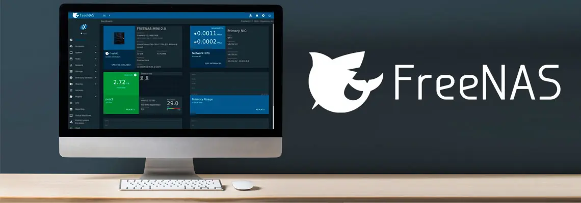 Software FreeNAS na tela do computador sobre a mesa