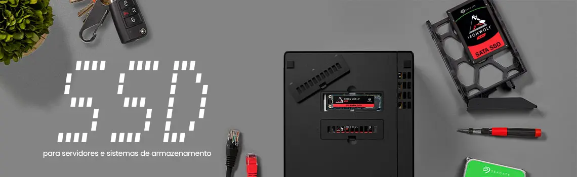 SSD para servidores e sistemas de armazenamento - mesa cinza com um storage NAS com uma baia com um ssd m.2 instalado e uma baia ao lado com um ssd sata instalado