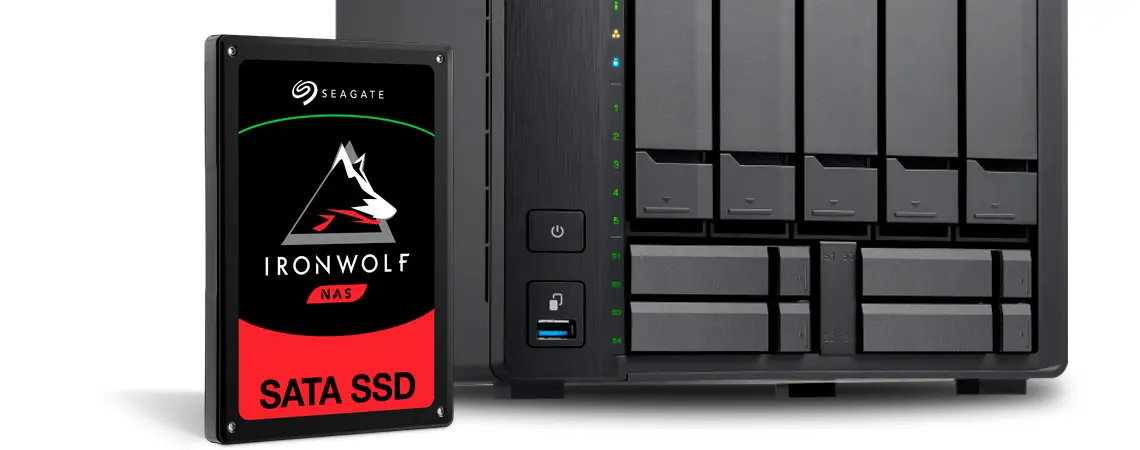 SSD Seagate IronWolf 110 para uso em NAS, ao lado do storage NAS Qnap TS-932X