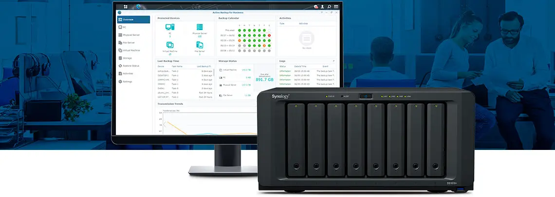 Storage NAS Synology com a tela do Active Backup na tela ao lado