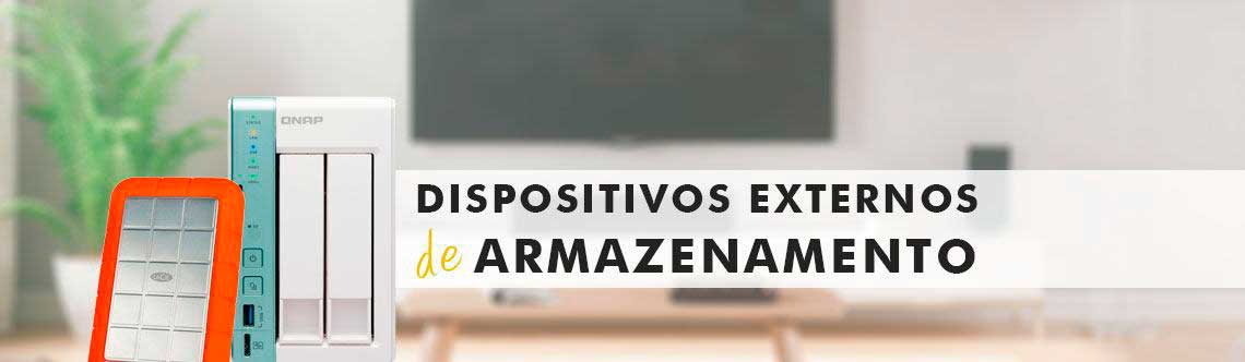 Dispositivos externos de armazenamento Dois dispositivos externos de armazenamento, um storage qnap ts-251a e um hd externo lacie rugged, em primeiro plano e ambiente de sala de estar ao fundo
