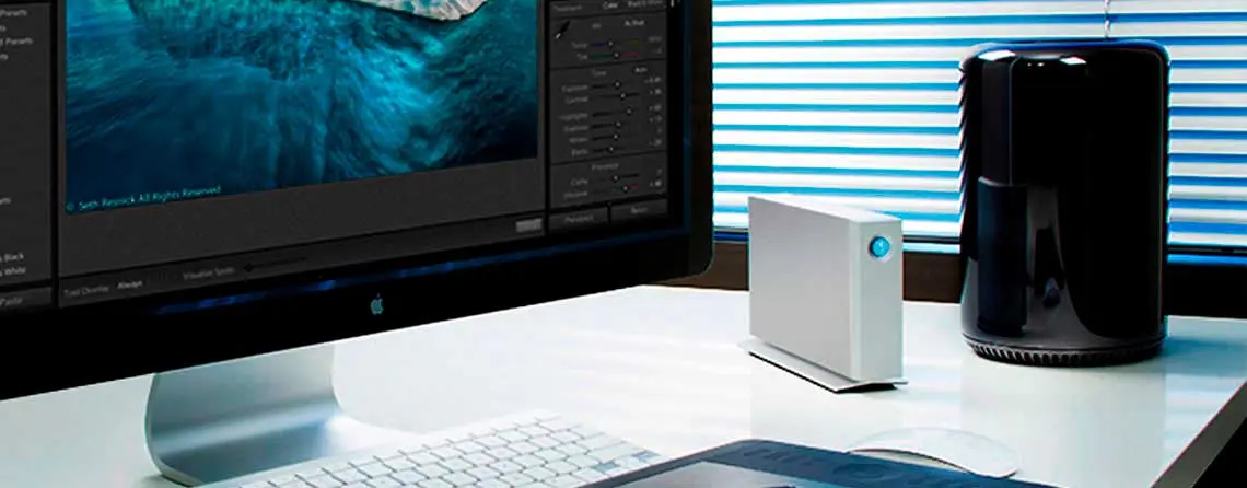 Mesa de escritório com Mac Pro e um hd externo LaCie d2 Thunderbolt