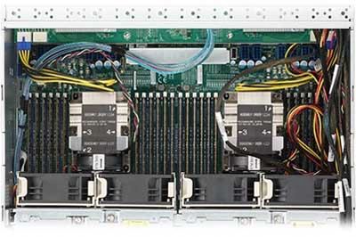 Um servidor 4U com dois processadores Intel Xeon